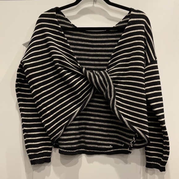 Vernacular sweater with open back - Picture 2 of 3